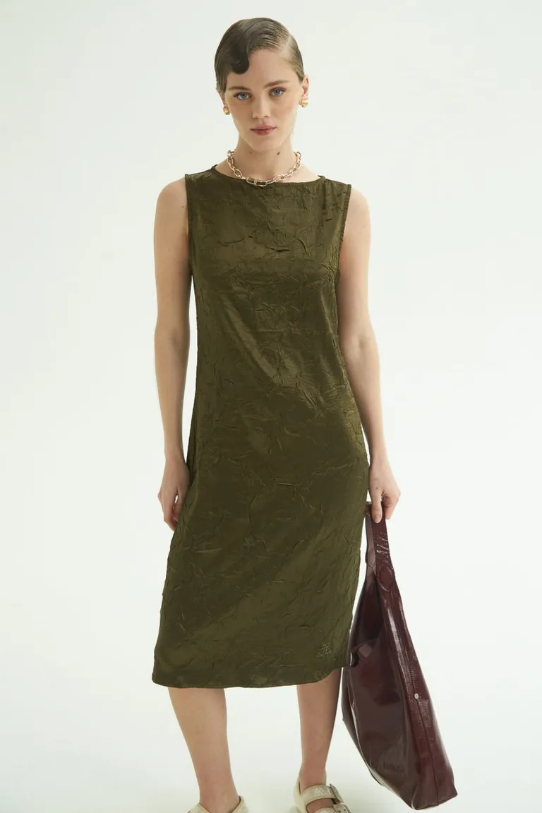 Vestido de satén con textura arrugada, cuello bote y tajo en la espalda de Las Pepas en Vestidos para argentina
