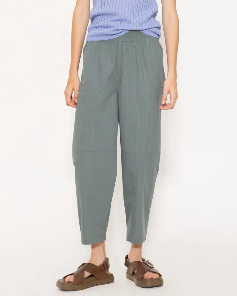 Pantalón de corte amplio con detalles curvos y bolsillos laterales de Jazmin Chebar en Pantalones para argentina