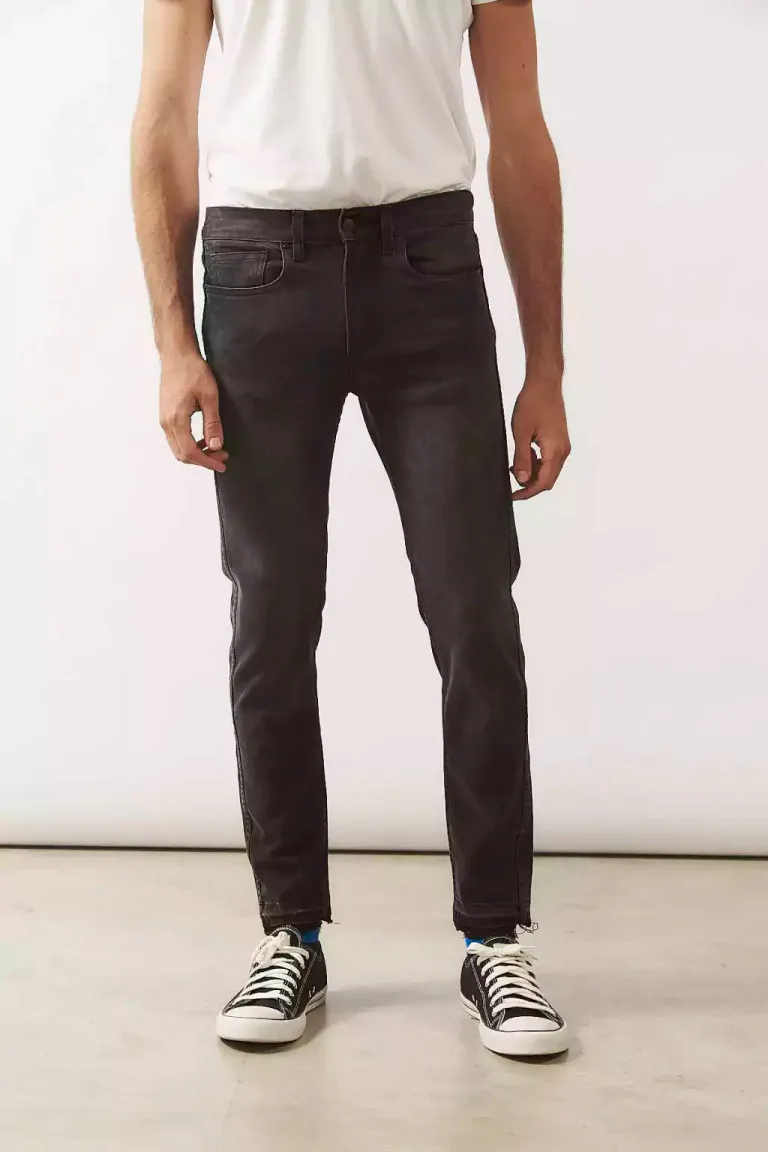 Pantalón negro de cinco bolsillos con detalles desflecados y rotos de Bensimon en Pantalones para argentina