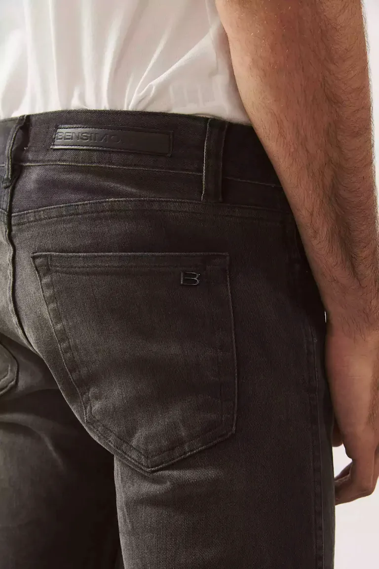 Pantalón negro de cinco bolsillos con detalles desflecados y rotos de Bensimon en Pantalones para argentina