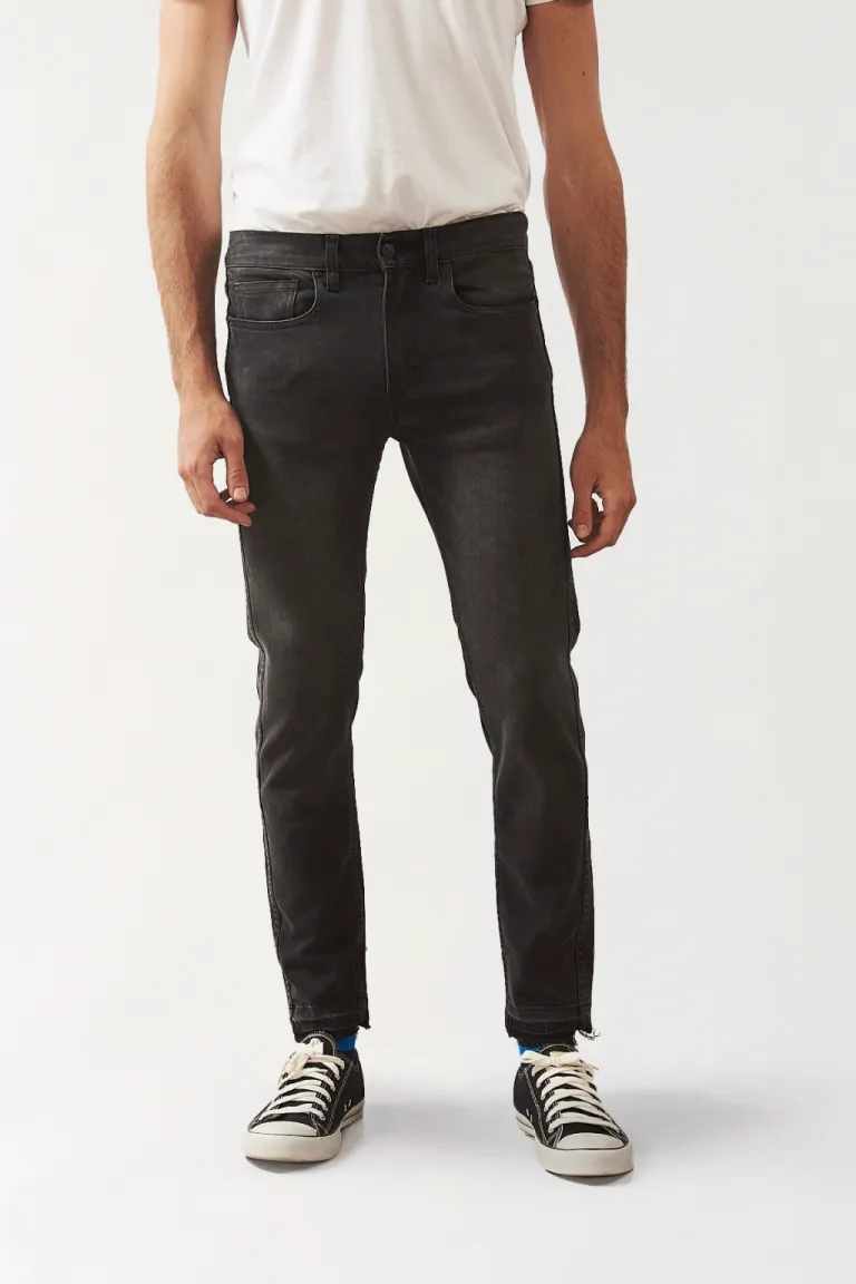 Pantalón negro de cinco bolsillos con detalles desflecados y rotos de Bensimon en Pantalones para argentina