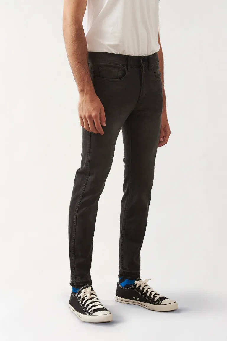 Pantalón negro de cinco bolsillos con detalles desflecados y rotos de Bensimon en Pantalones para argentina