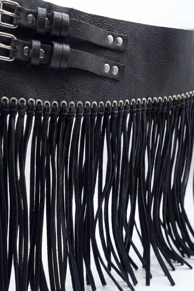 Cinturón tipo faja con doble hebilla de ajuste y flecos largos decorativos en toda la estructura de Maria Cher en Cinturones para argentina