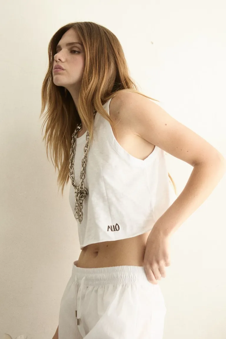 Top blanco elegante y versátil para mujer de Allo Martinez en Tops para argentina
