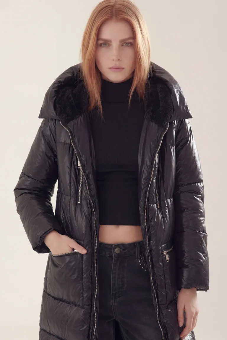 Campera larga acolchada con cierre frontal y cuello elevado de Akiabara en Tapados para argentina