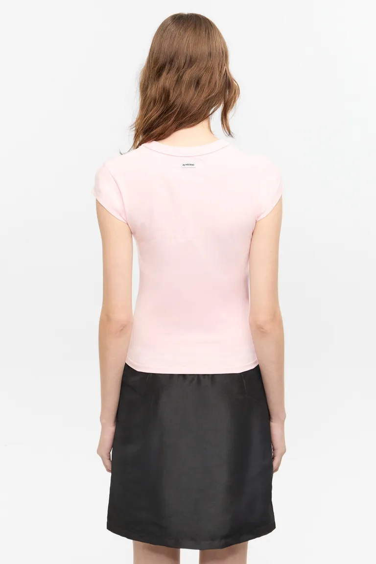 Remera rosa de manga corta con estampa plateada para mujer de Ay Not Dead en Remeras para argentina