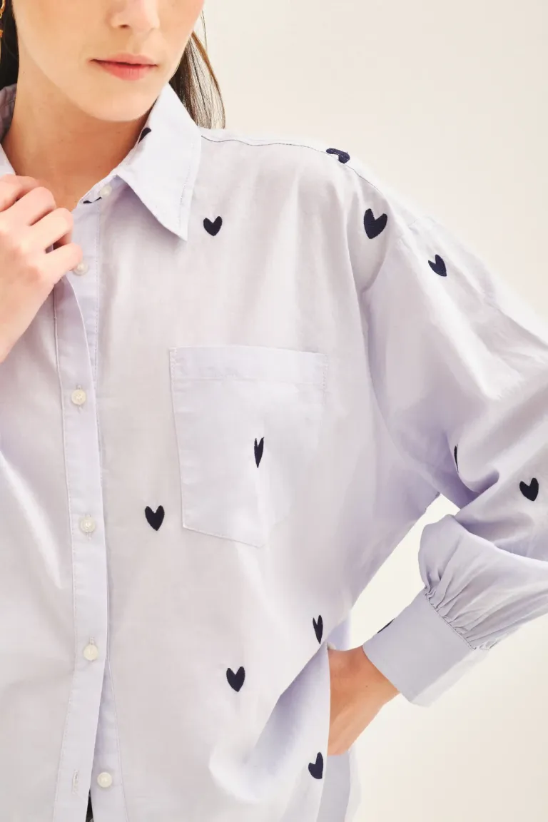 Camisa de mujer con bordados de corazones y corte amplio con bolsillo frontal de Rapsodia en Camisas para argentina