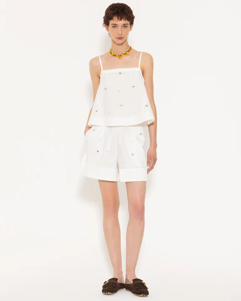 Shorts de poplín blancos con detalles de piedras y recortes de tela complementaria de Jazmin Chebar en Shorts para argentina