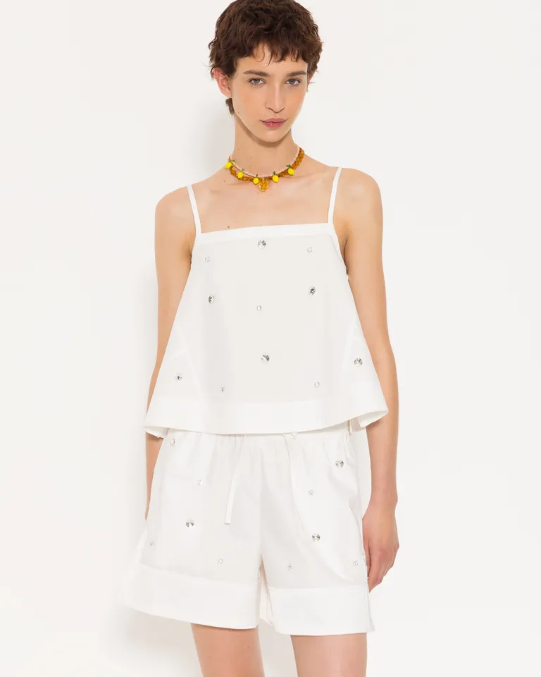 Shorts de poplín blancos con detalles de piedras y recortes de tela complementaria de Jazmin Chebar en Shorts para argentina