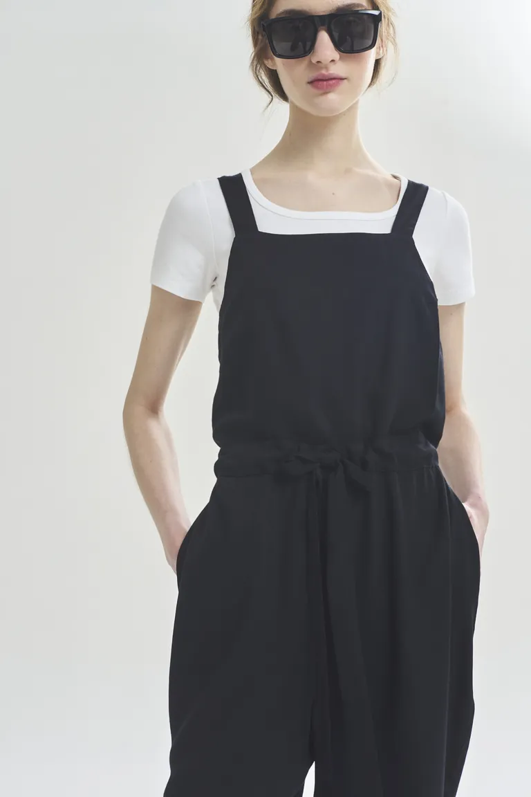 Mono negro de una sola pieza para mujer, diseño elegante y versátil de Akiabara en Monos para argentina