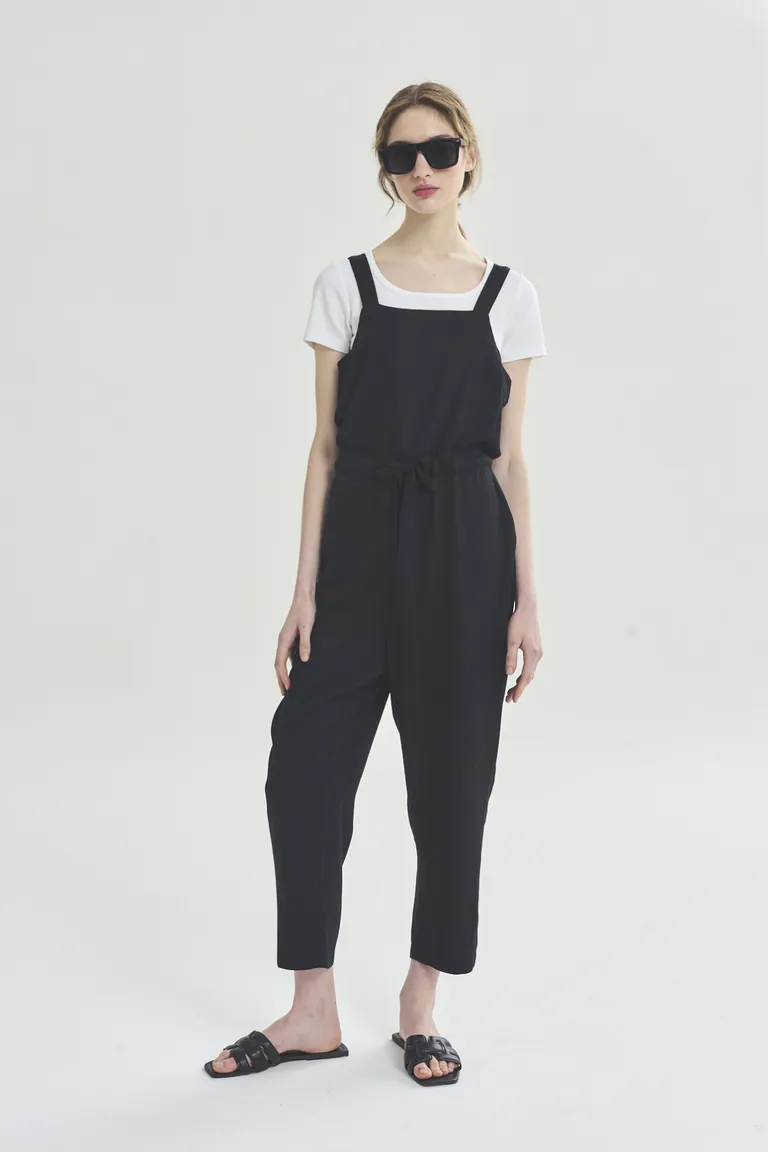 Mono negro de una sola pieza para mujer, diseño elegante y versátil de Akiabara en Monos para argentina