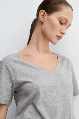 Camiseta algodón cuello pico de Mango en Remeras para argentina