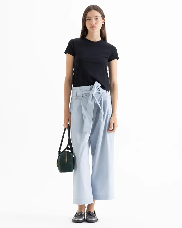 Remera de mangas cortas y cuello redondo con detalle bordado en espalda de Jazmin Chebar en Remeras para argentina