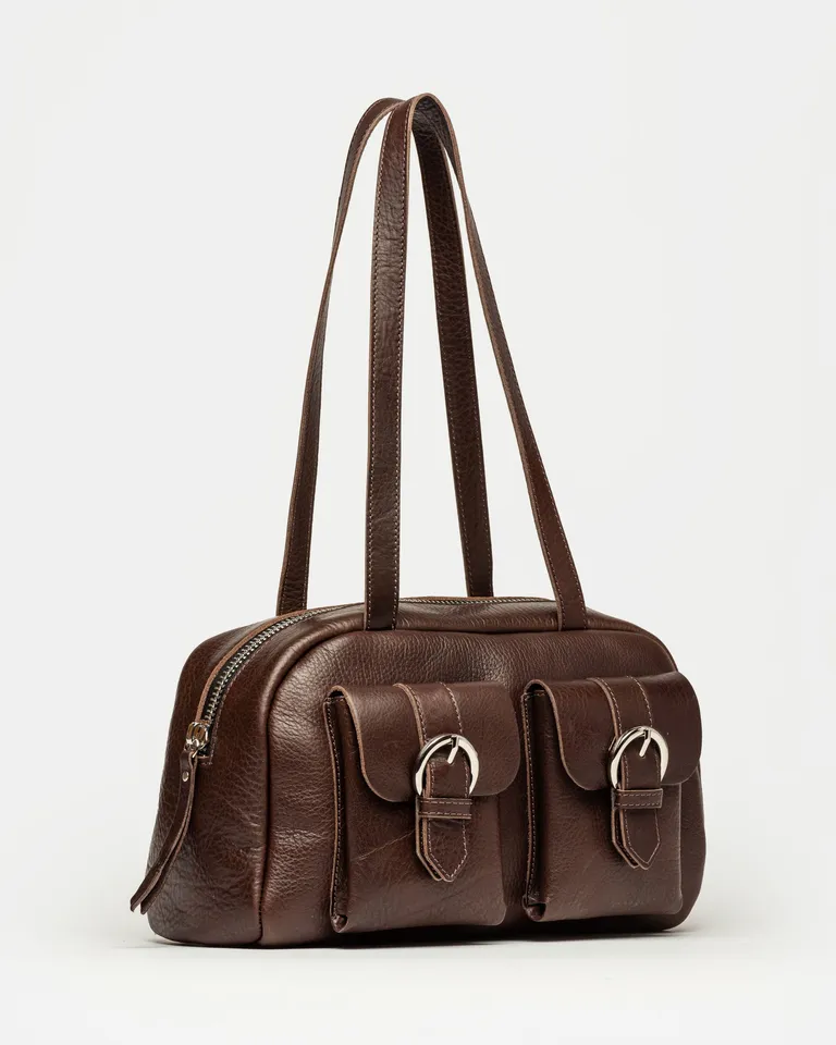 Bolso de mano con doble bolsillo frontal y detalle de hebillas metálicas de Prüne en Bolsos y Carteras para argentina