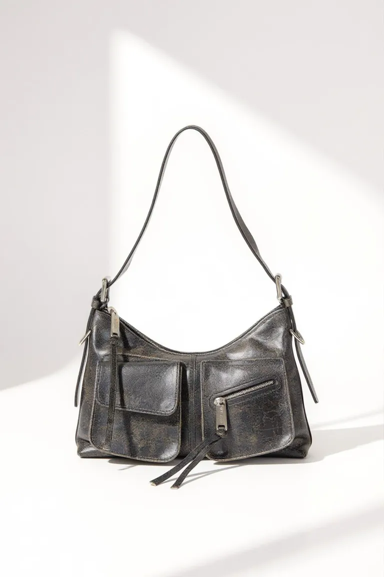 Minibag de cuero negro con cierre metálico y correa ajustable de Maria Cher en Bolsos y Carteras para argentina