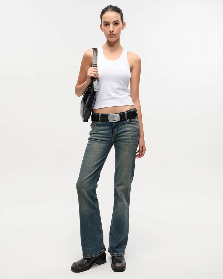 Pantalón de corte bota en denim con matiz verdoso de Ay Not Dead en Pantalones para argentina