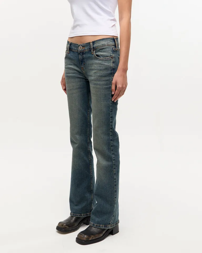Pantalón de corte bota en denim con matiz verdoso de Ay Not Dead en Pantalones para argentina