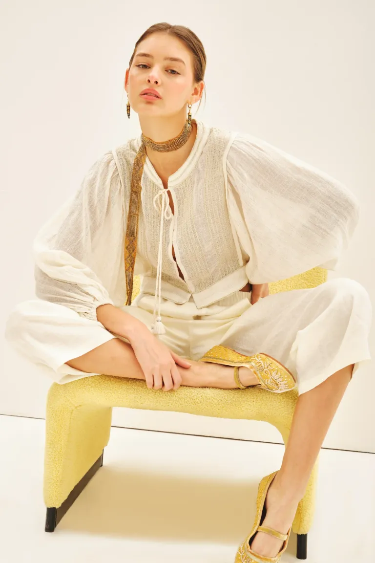 Camisa blanca de corte regular con detalles dorados de Rapsodia en Camisas para argentina