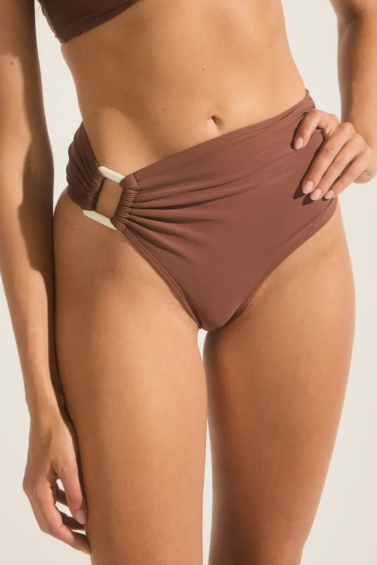 Bombacha culotte de tiro alto con frunces y hebilla de plástico en lateral de Cuesta Blanca en Swimwear y Beachwear para argentina