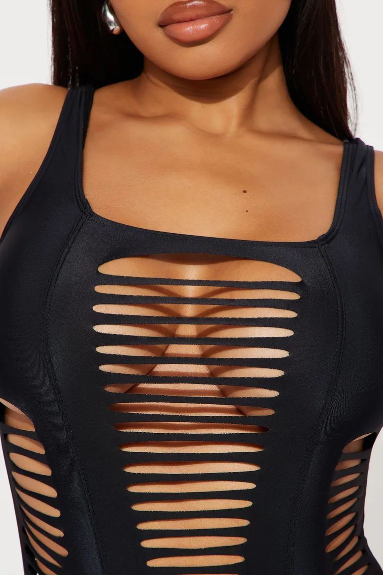 Traje baño cutout soraya negro de Fashion Nova en Swimwear y Beachwear para argentina