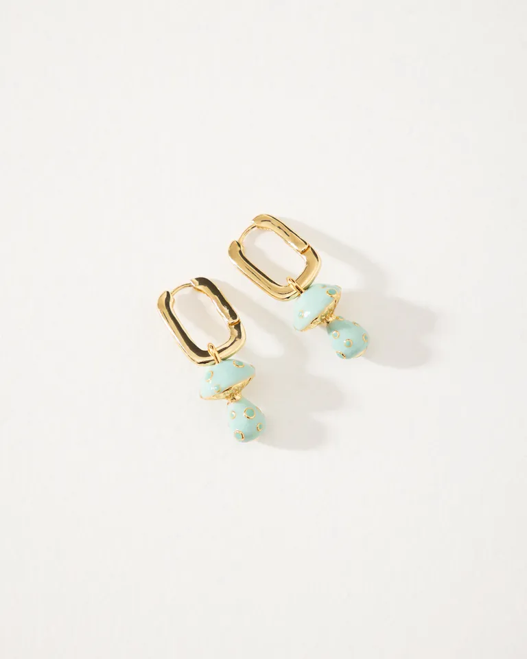 Pendientes colgantes dorados con detalles de piedras naturales para un look elegante y refinado de Jazmin Chebar en Bijouterie para argentina