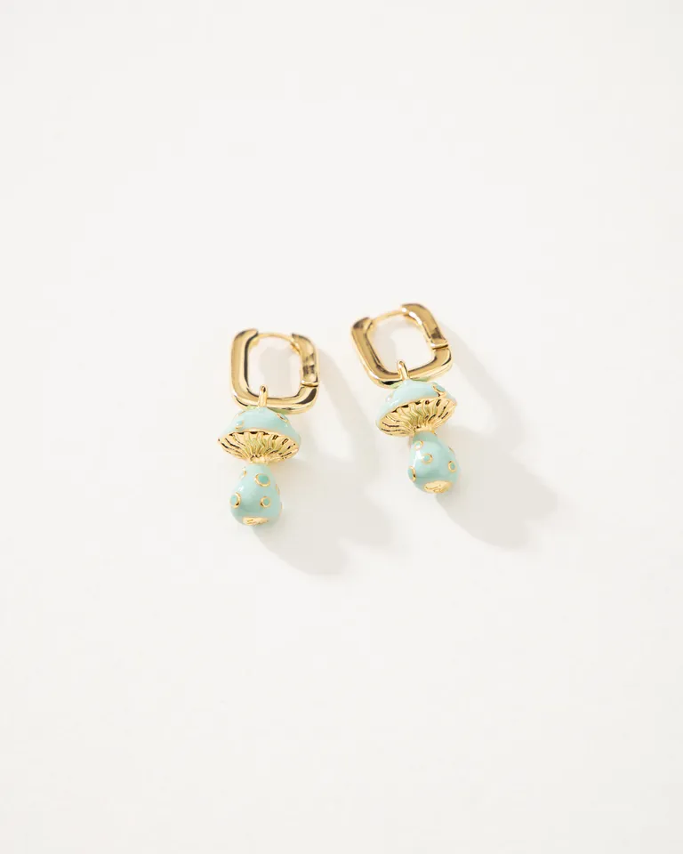 Pendientes colgantes dorados con detalles de piedras naturales para un look elegante y refinado de Jazmin Chebar en Bijouterie para argentina