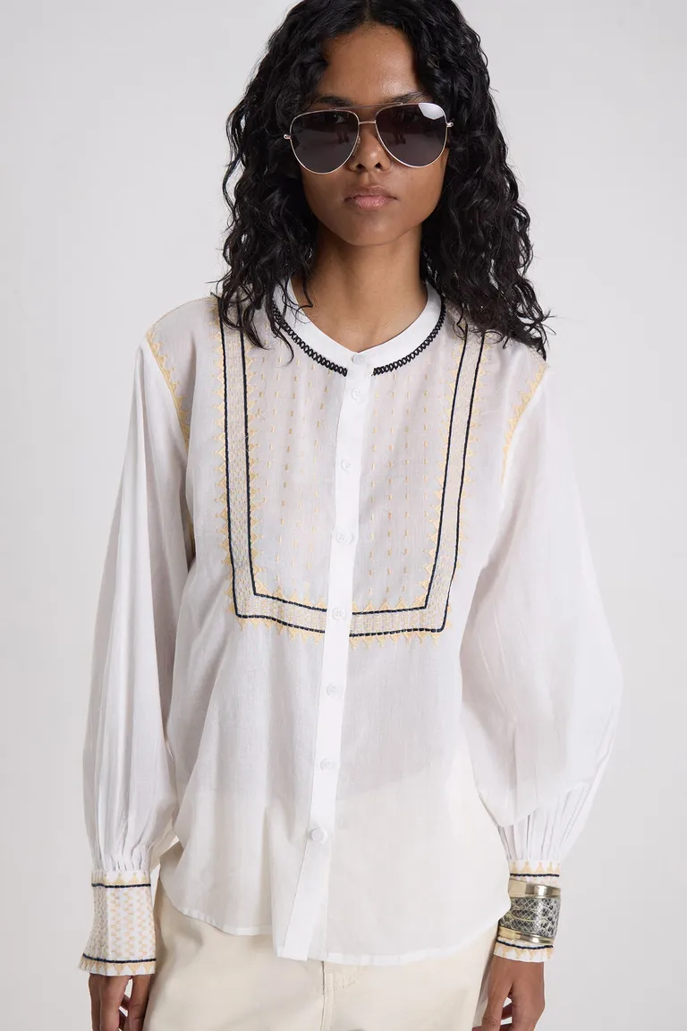 Camisa cuello mao con botones frontales y detalles de bordados en frente y puños de Maria Cher en Camisas para argentina