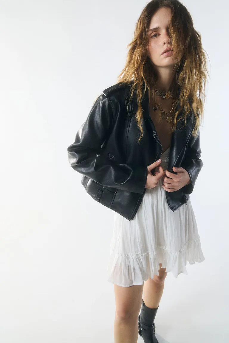 Campera de cuero ecológico estilo biker con cierre frontal y bolsillos de Cuesta Blanca en Chaquetas para argentina