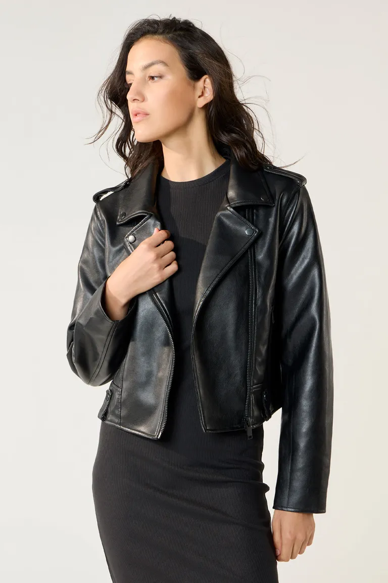 Campera de cuero ecológico estilo biker con cierre frontal y bolsillos de Cuesta Blanca en Chaquetas para argentina