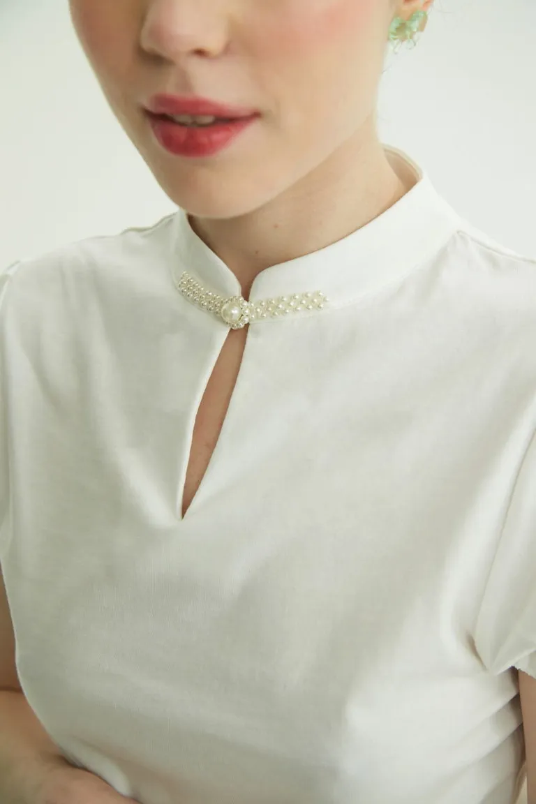 Remera blanca de estilo romántico con mangas abullonadas y detalles de perlas de Las Pepas en Remeras para argentina
