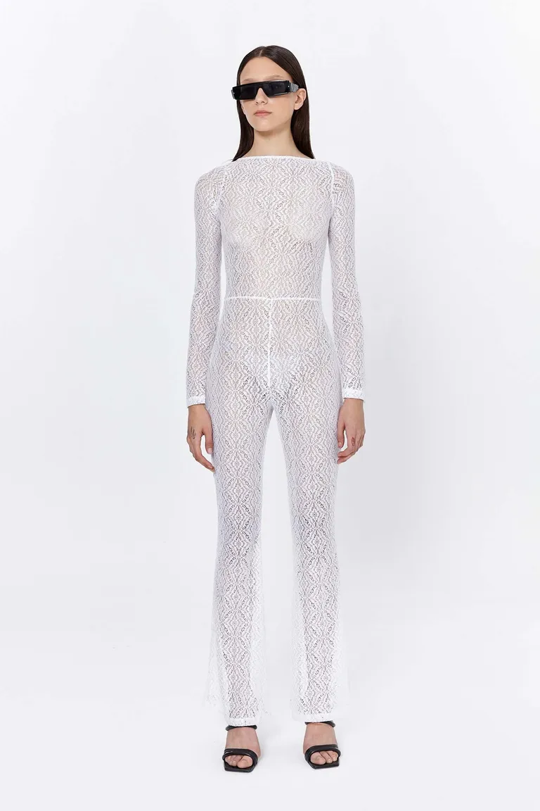 Mono de encaje blanco con mangas largas y escote recto hasta los tobillos de Naíma en Monos para argentina