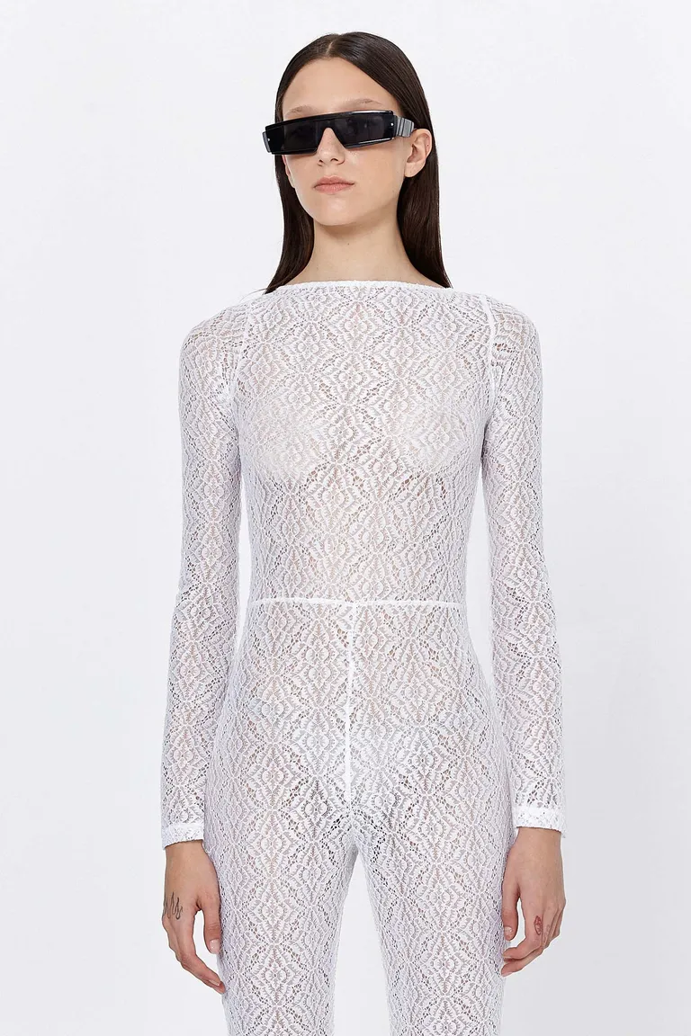 Mono de encaje blanco con mangas largas y escote recto hasta los tobillos de Naíma en Monos para argentina