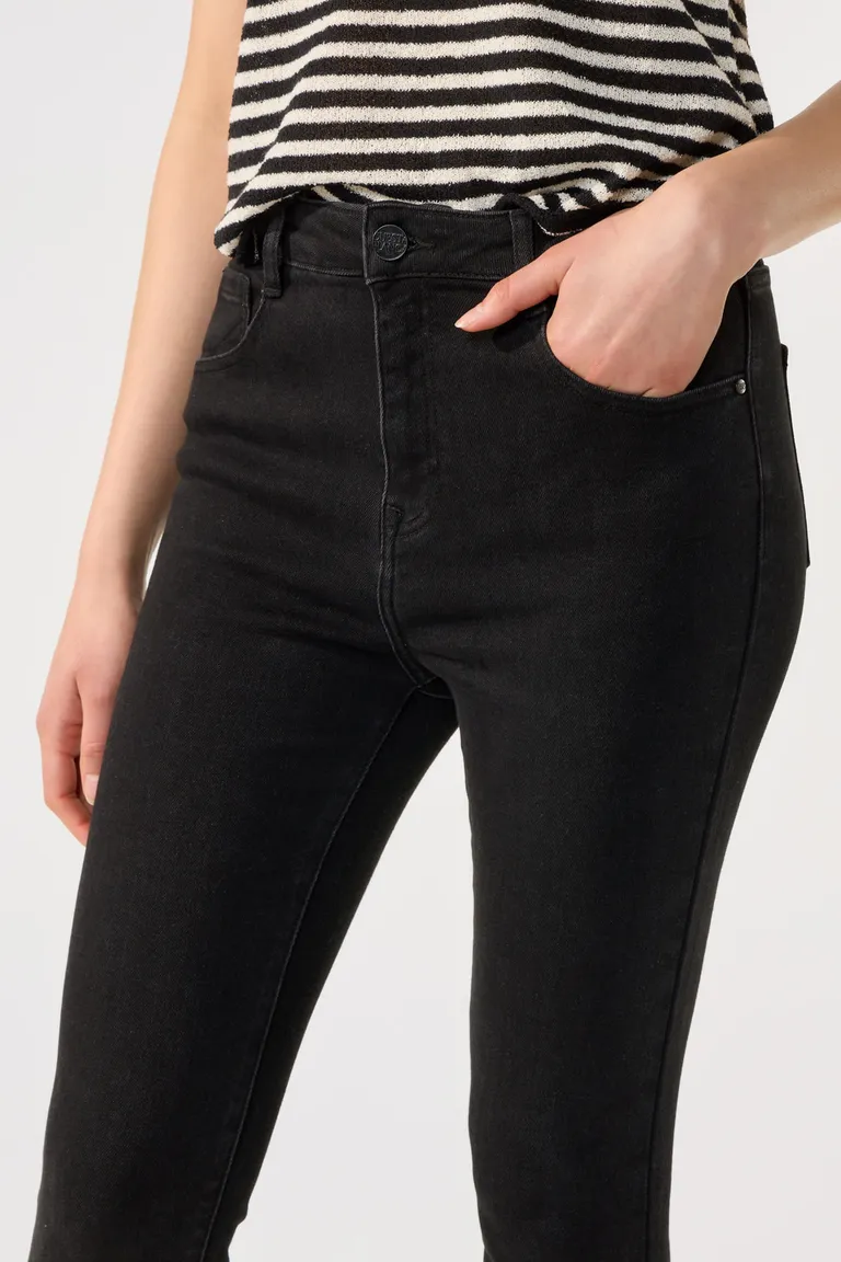 Pantalón de denim negro de tiro alto y pierna skinny para mujer de Cuesta Blanca en Pantalones para argentina