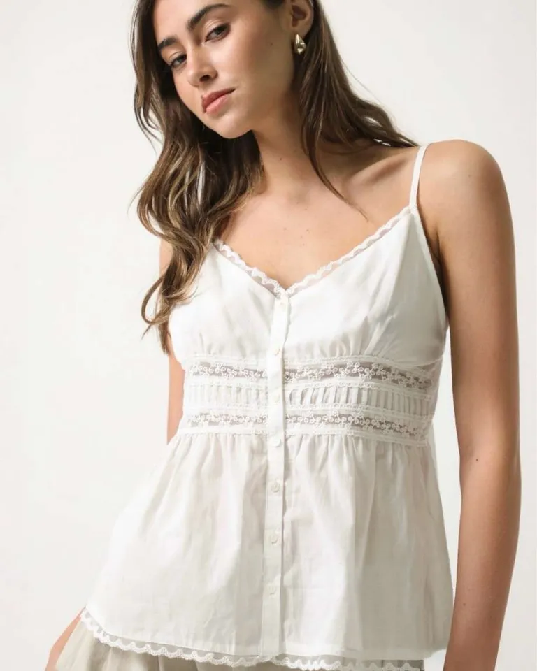 Musculosa de gasa blanca con detalles en puntilla y escote con breteles regulables de Hesed en Tops para argentina