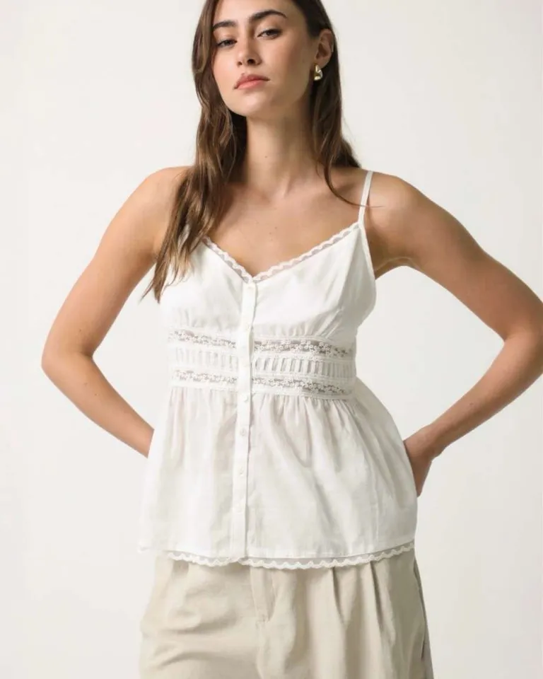 Musculosa de gasa blanca con detalles en puntilla y escote con breteles regulables de Hesed en Tops para argentina