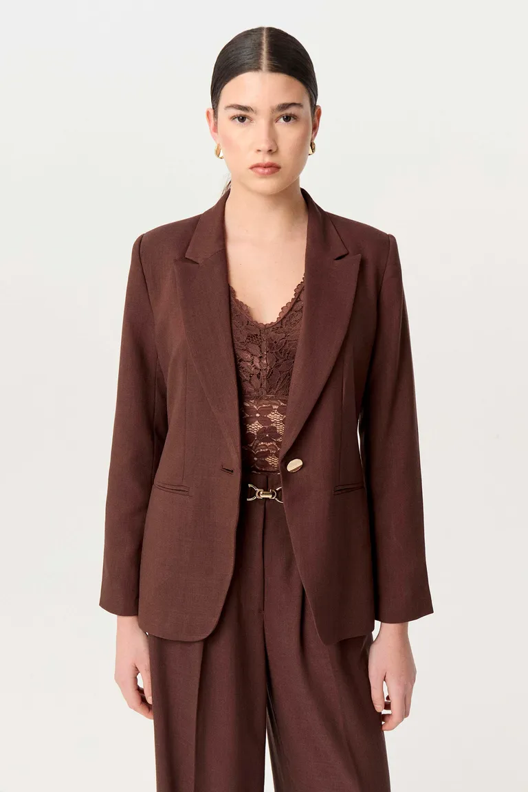 Elegante blazer marrón de estilo sastrería con diseño entallado y cierre central de Markova en Blazers para argentina