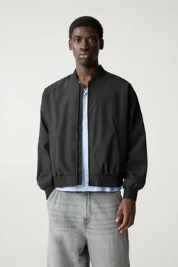 Campera bomber ligera de Pull&Bear en Abrigos y Camperas para argentina
