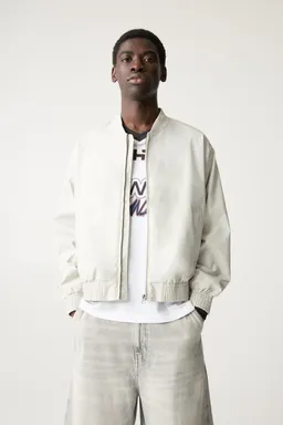 Campera bomber ligera de Pull&Bear en Abrigos y Camperas para argentina