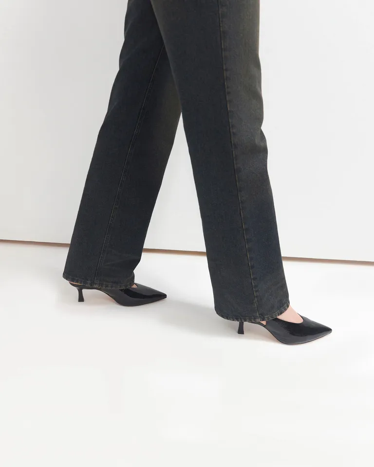 Stilettos de punta en cuero charol negro con cierre regulable de Prüne en Zapatos con Tacos para argentina