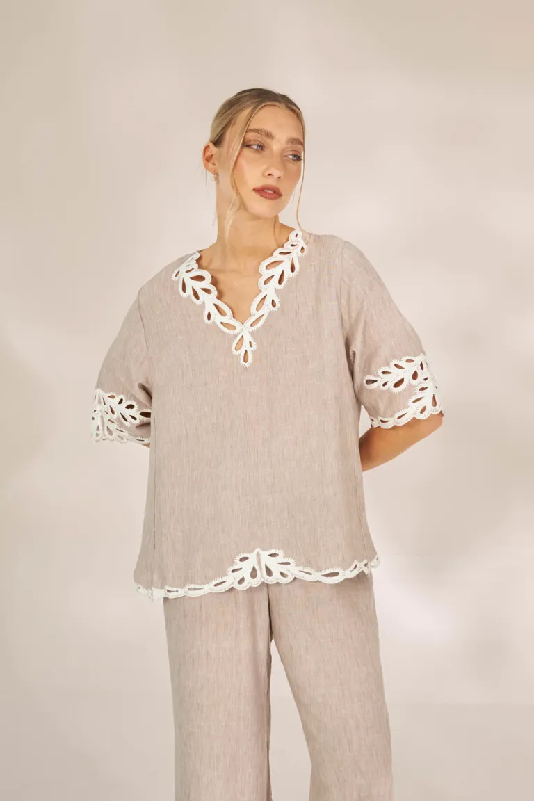 Blusa con bordados y mangas cortas para mujer en tono gris de Apricot en Blusas para argentina