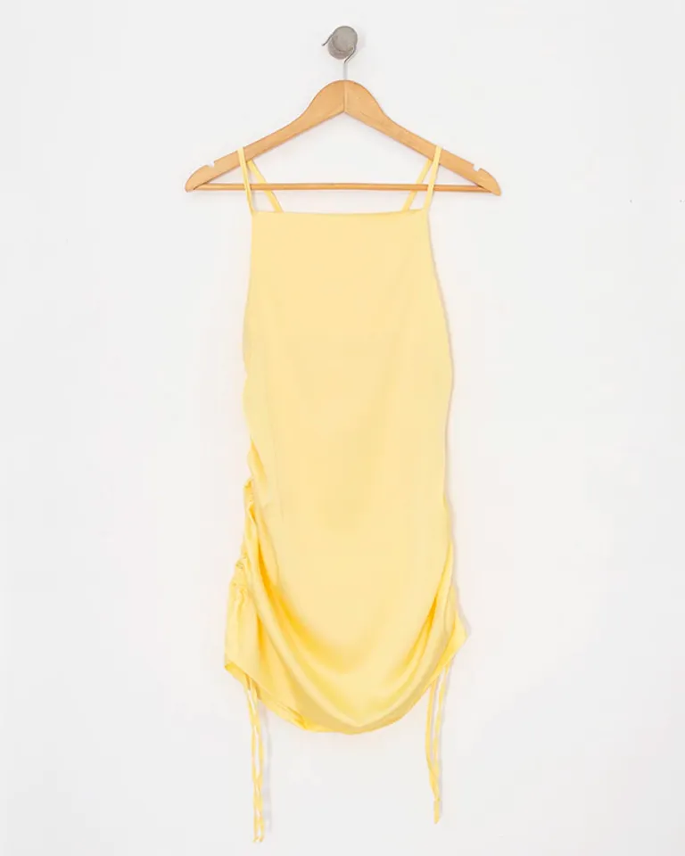 Vestido de seda con frunces y ajuste lateral en color amarillo de Sky en Vestidos para argentina