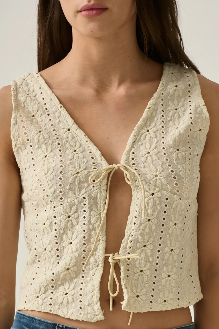 Top de broderie con escote en V y lazos al frente para un estilo romántico y moderno de Sweet en Tops para argentina