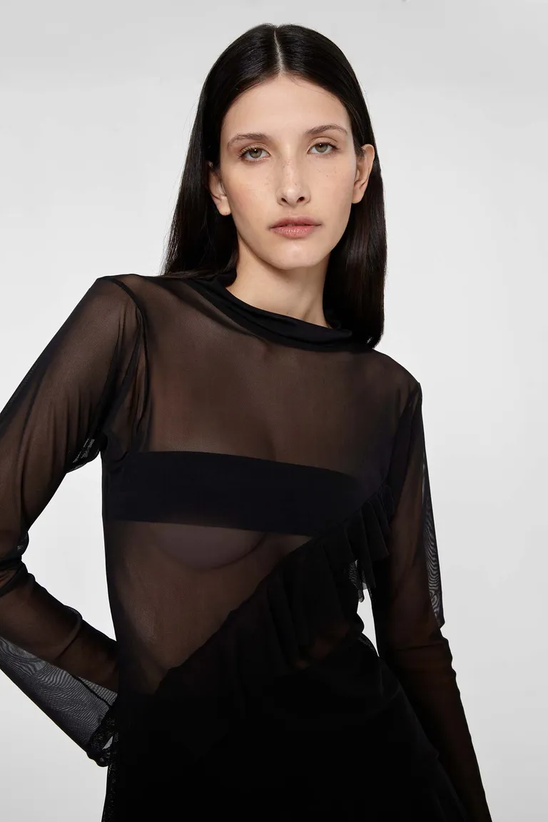 Top Modular Negro con Detalles de Volados y Cuello Alto de Naíma en Tops para argentina