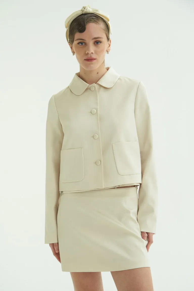 Saco satinado de corte clásico y silueta chic para un look elegante y sofisticado de Las Pepas en Chaquetas para argentina