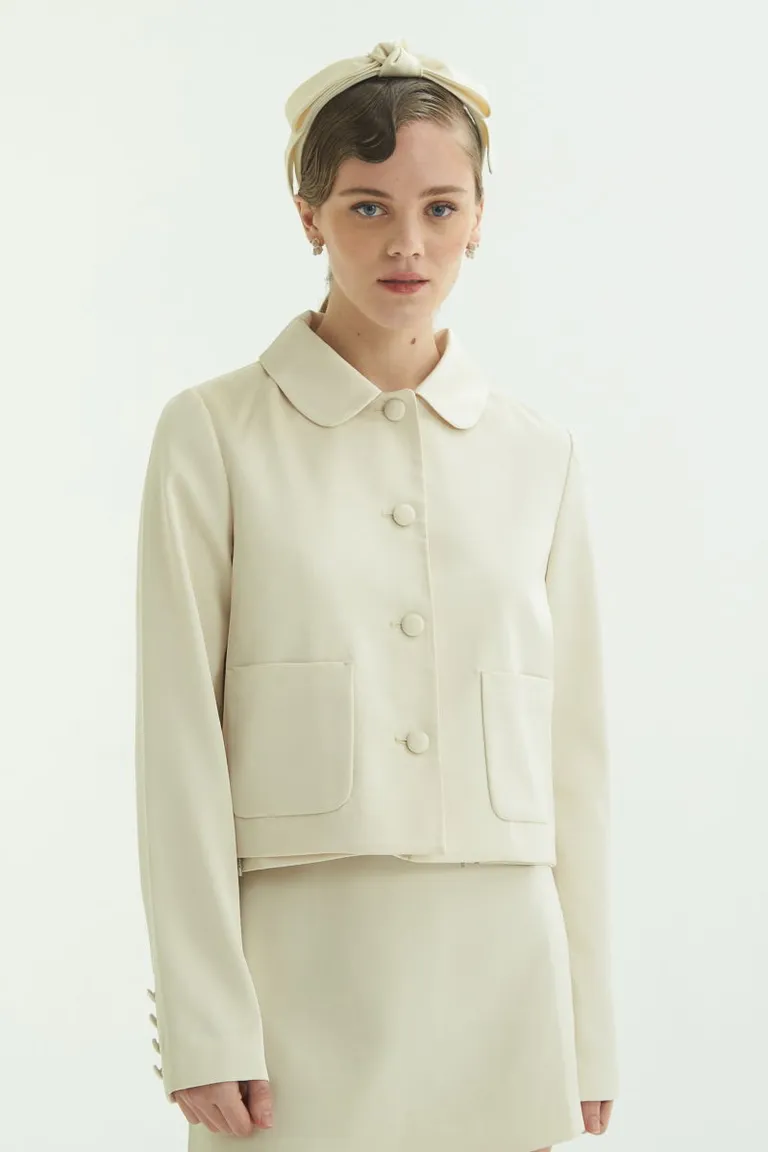 Saco satinado de corte clásico y silueta chic para un look elegante y sofisticado de Las Pepas en Chaquetas para argentina