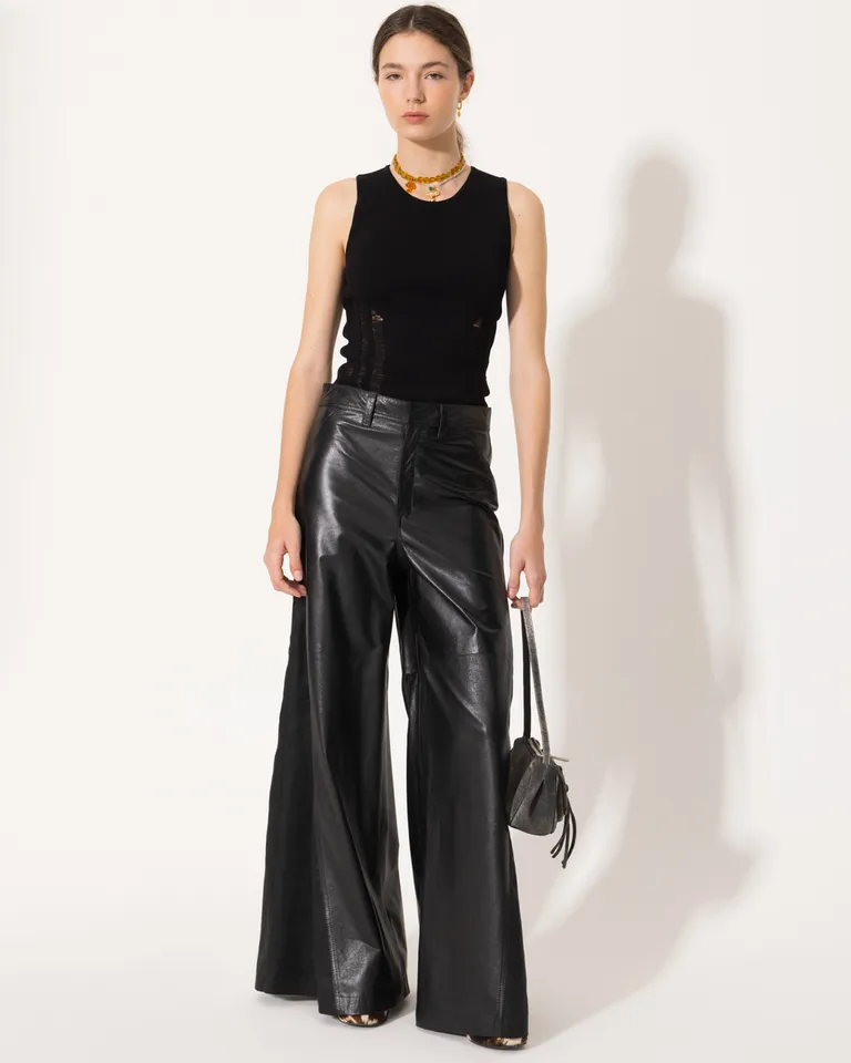 Pantalón de cuero de corte ancho con detalles en lino para un estilo elegante y contemporáneo de Jazmin Chebar en Pantalones para argentina