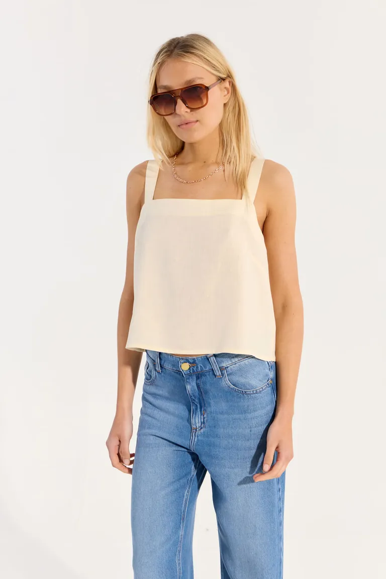 Top de lino en color beige, de corte regular y con detalle en la espalda de Portsaid en Tops para argentina