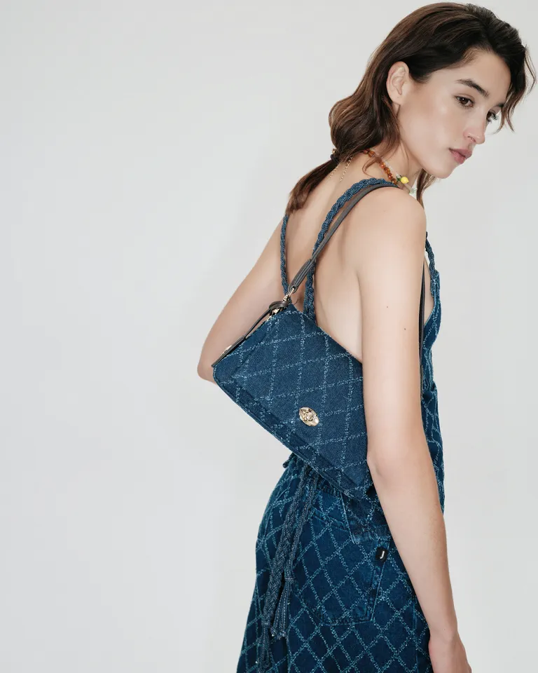 Elegante bolso bandolera de denim con cierre metálico y colgante distintivo de Jazmin Chebar en Bolsos y Carteras para argentina