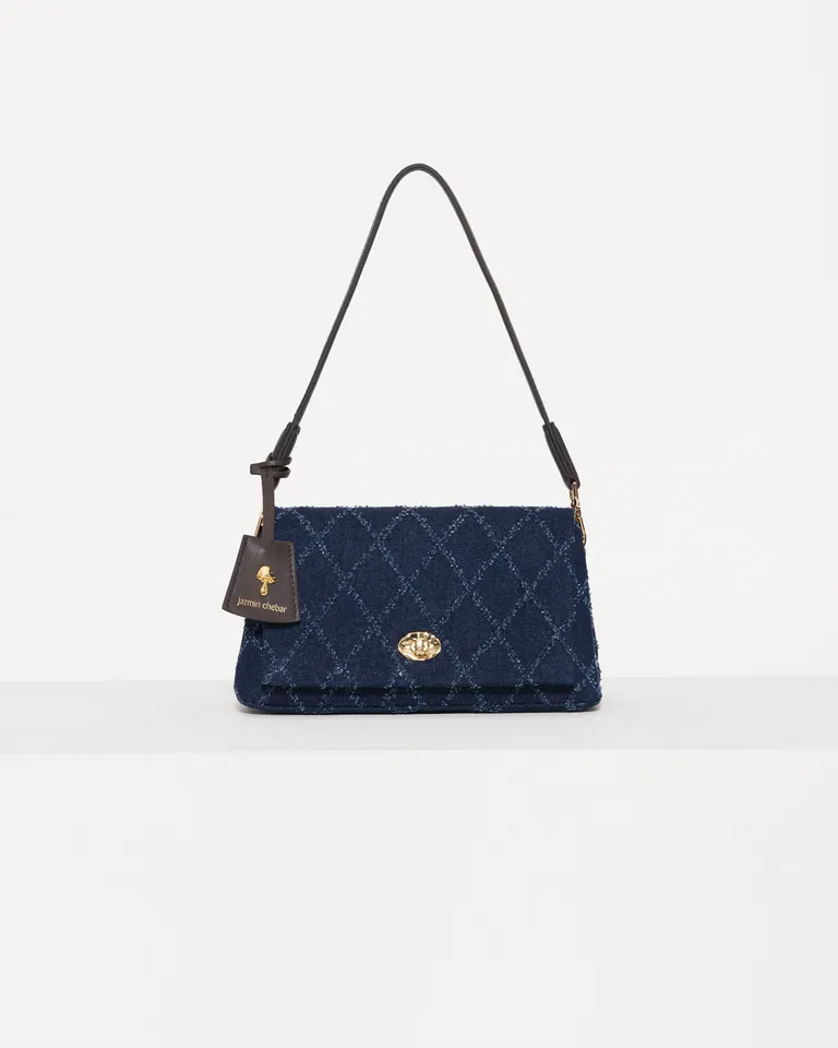 Elegante bolso bandolera de denim con cierre metálico y colgante distintivo de Jazmin Chebar en Bolsos y Carteras para argentina