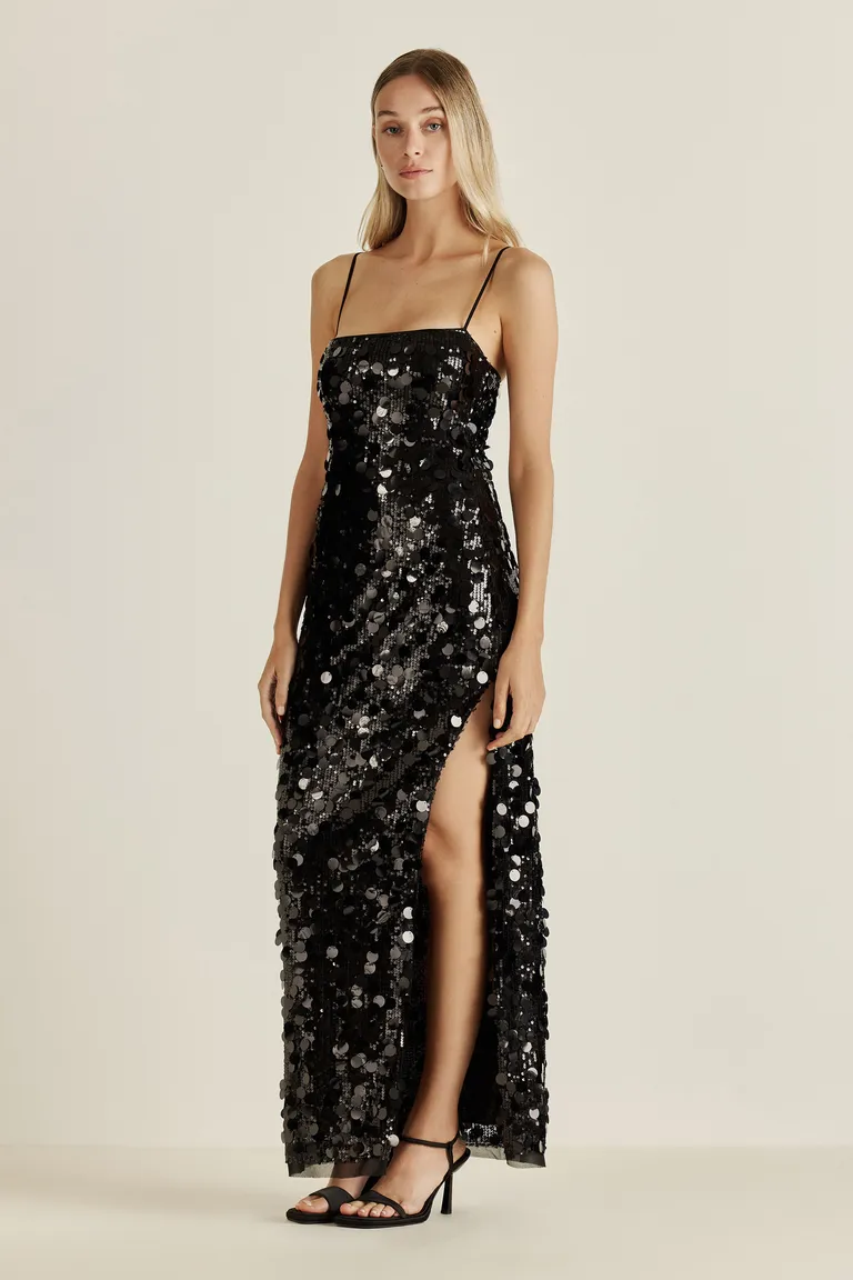 Vestido negro de corte ajustado con escote y abertura lateral para ocasiones especiales de Tucci en Vestidos para argentina